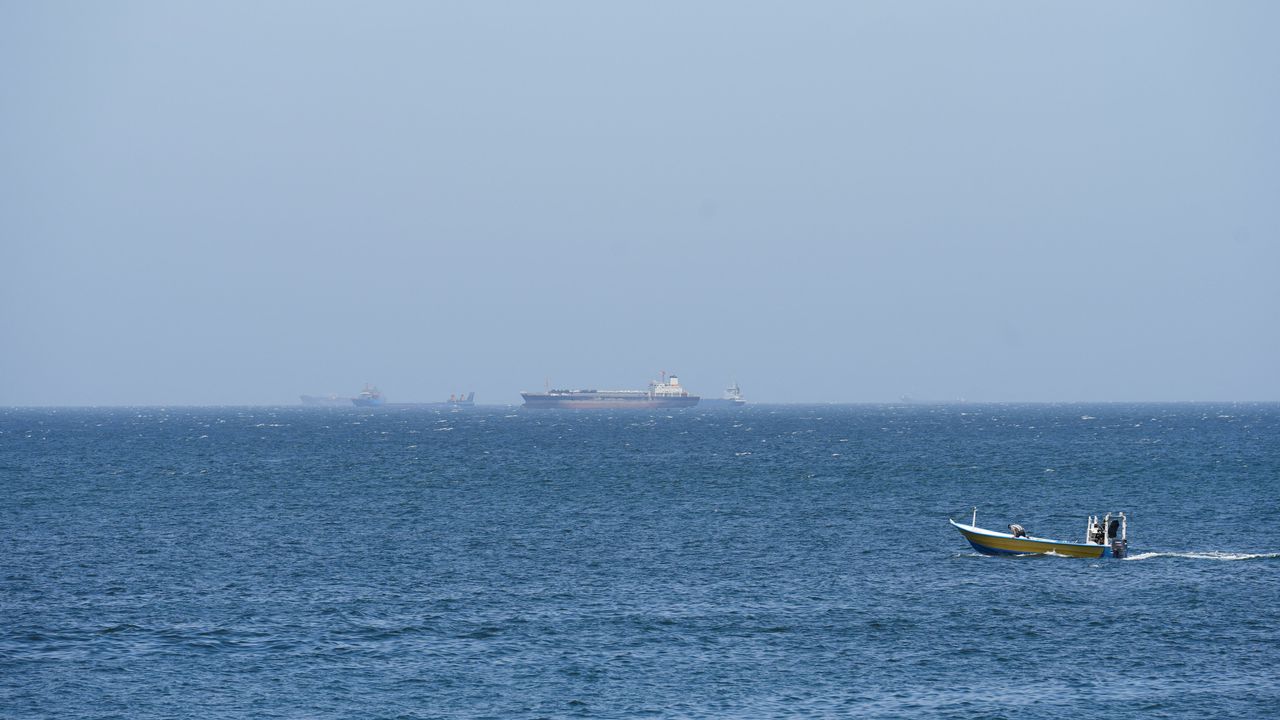 美伊停火後 首見兩艘貨輪駛過荷莫茲海峽