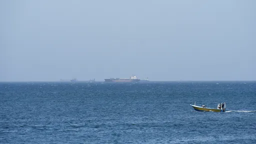 美伊停火後　首見兩艘貨輪駛過荷莫茲海峽