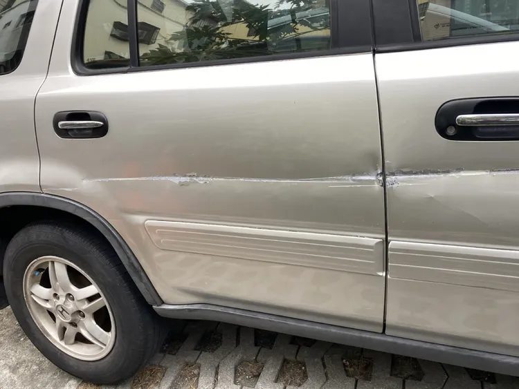 施女開車擦撞田男車後卻沒停留處理，幸好有熱心目擊者提供行車記錄器才順利追查到肇事者。翻攝畫面