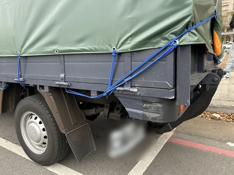 施女開車擦撞田男車後卻沒停留處理，幸好有熱心目擊者提供行車記錄器才順利追查到肇事者。翻攝畫面