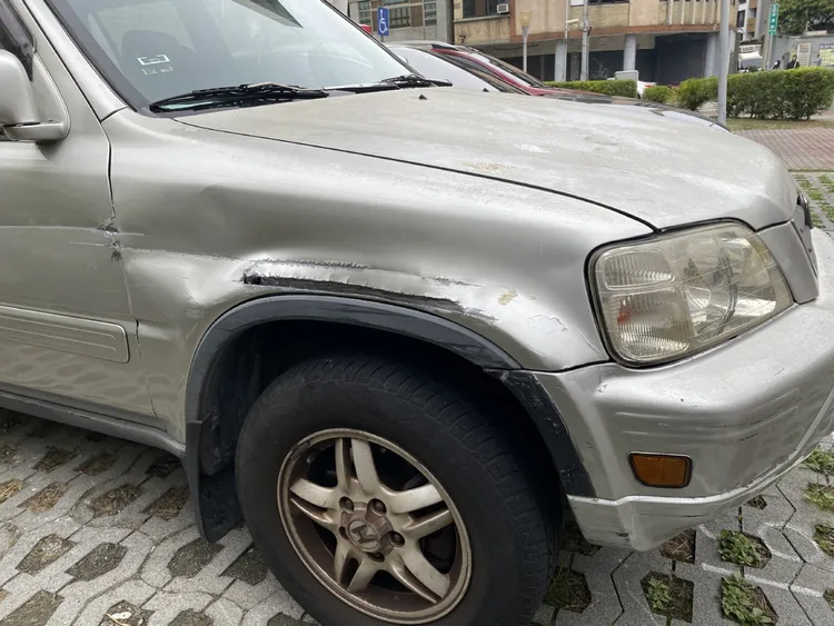 施女開車擦撞田男車後卻沒停留處理，幸好有熱心目擊者提供行車記錄器才順利追查到肇事者。翻攝畫面