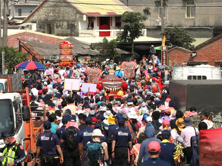大甲鎮瀾宮媽祖20日下午抵達嘉義縣，鑾轎請進嘉縣新港奉天宮。翻攝畫面