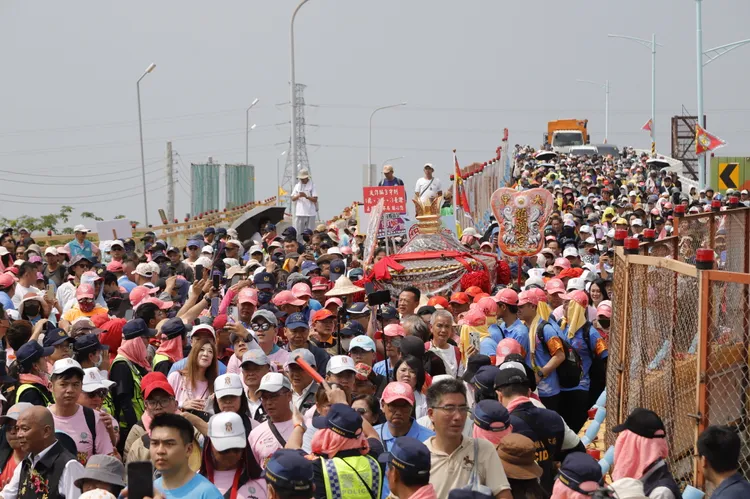 大甲鎮瀾宮媽祖20日下午抵達嘉義縣，鑾轎請進嘉縣新港奉天宮。翻攝畫面