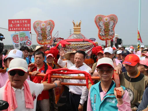 大甲媽祖遶境新港！翁章梁縣長迎駕：媽祖神威庇佑讓世界更加和平