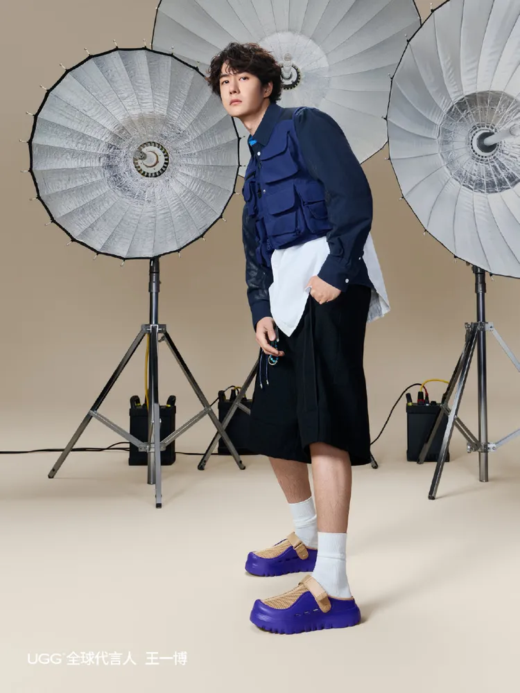 王一博以潮流樣貌全是電光藍配色的PeakMod Breathe半脫鞋。翻攝UGG微博