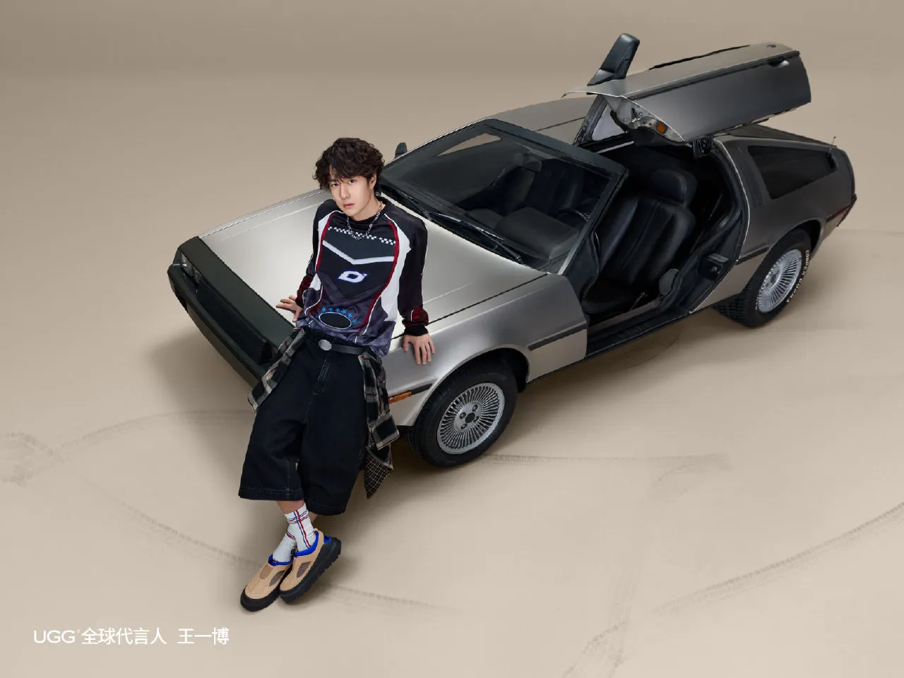 王一博以賽車風格搭配電光藍配色的Heritage Utility拼接休閒鞋。翻攝UGG微博