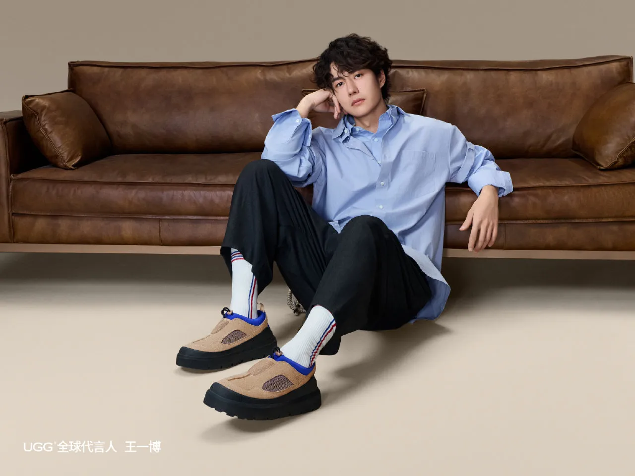 王一博另也以文青風格搭配Heritage Utility拼接休閒鞋。翻攝UGG微博