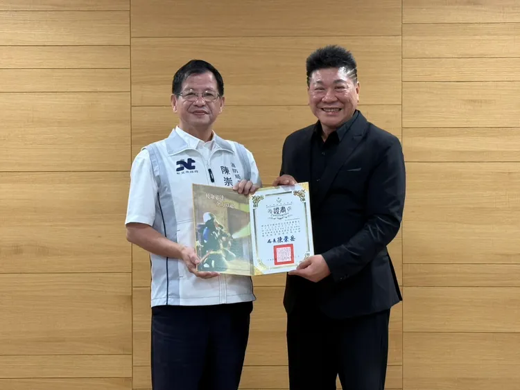 消防局長陳崇岳頒發企業義消結訓證。翻攝畫面