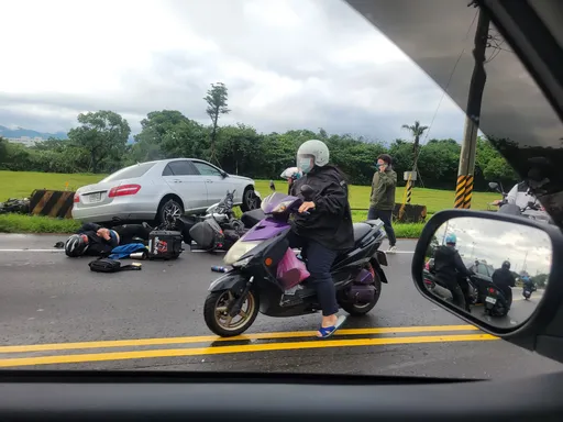 樹林恐怖車禍！賓士衝撞8車　6人送醫