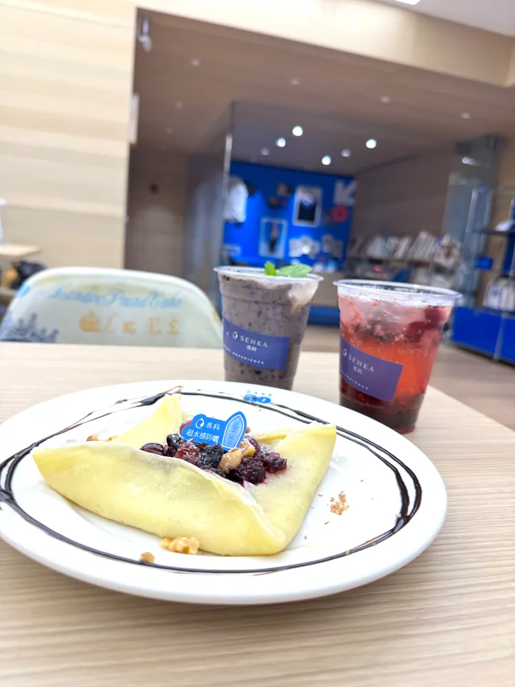 專科與CAFEAO帶來的香蕉藍莓奶昔、藍苺洛神玫瑰氣泡飲、莓果法式薄餅。張家玲攝