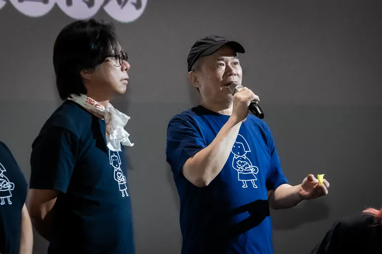 導演陳玉勳（右）感嘆：「半年前要上片的時候非常的不安跟焦慮，沒想到一路走到現在還活著，謝謝觀眾大力相挺。」（圖左美術指導王誌成）。華文創提供