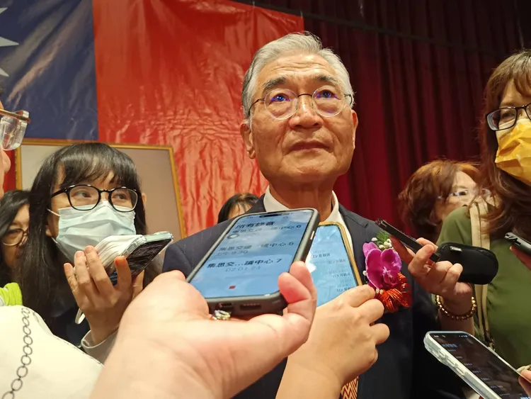 遠東商銀今(22日)舉辦股東常會，針對併購議題，遠銀董事長周添財受訪指出，遠銀一直希望壯大規模，從來沒放棄併購選項。許麗珍攝