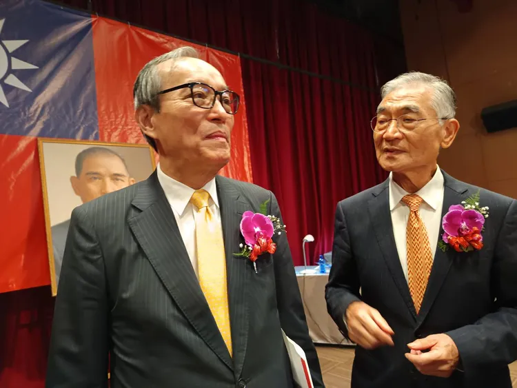 遠東商銀22日舉行股東常會，圖右為遠東商銀董事長周添財、圖左為遠東商銀總經理林建忠。許麗珍攝 