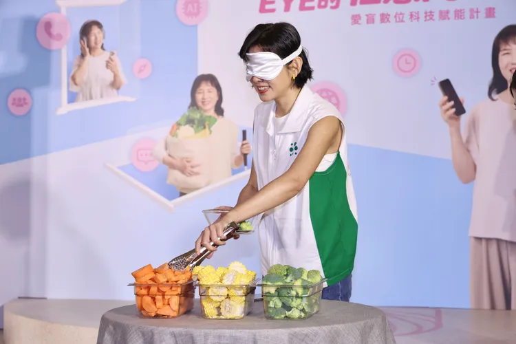 米可白進行視障體驗。莊宗達攝
