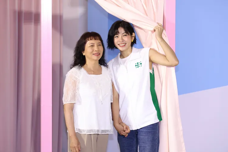 米可白（右）和愛盲視障服務個案碧珠姐互動。莊宗達攝