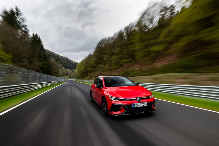 Golf GTI EDITION 50搭載2.0 TSI渦輪引擎與7速DSG，最大輸出325ps，0–100 km/h加速僅5.3秒，寫下歷代最強GTI紀錄。業者提供