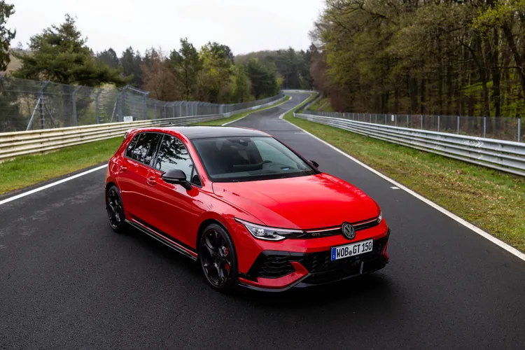 Golf GTI EDITION 50導入專屬「紐柏林賽道模式」，針對底盤與動態控制系統優化調校，強化高速與賽道駕馭表現。業者提供
