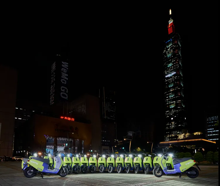 WeMo 攜手台北101與台北天空塔進行雙塔點燈，象徵品牌正式邁入共享移動新世代。業者提供
