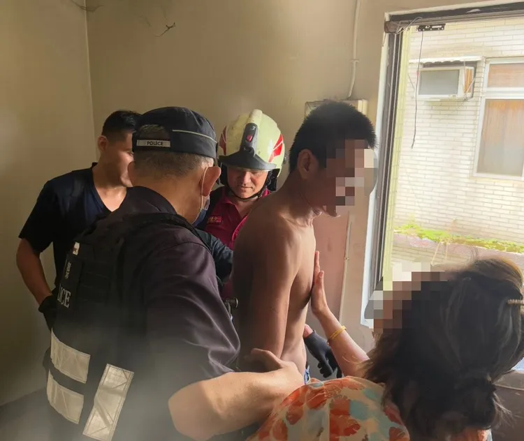 警方把立於外牆的移工勸說下來。楊梅警分局提供