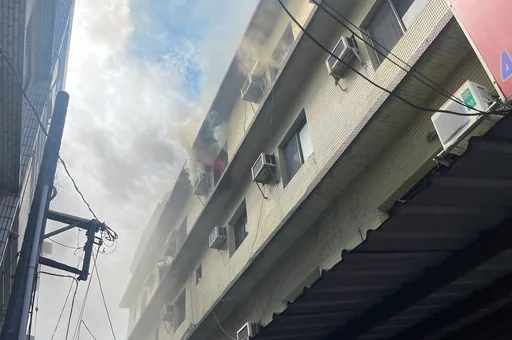 桃園住宅火警爆案外案！　移工攀爬外牆拒入室與警、消對峙中