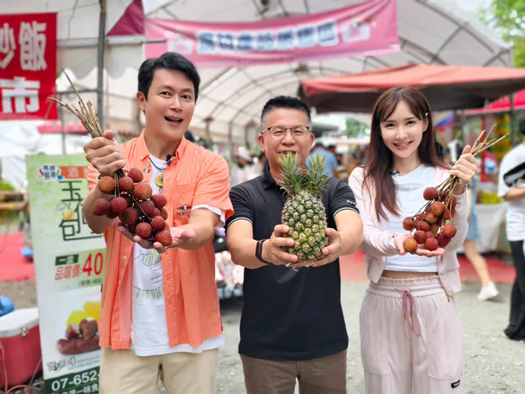 高雄市政府農業局長姚志旺）昂（中）及藝人王燦（左）、徐千京（右）共同推廣農特產品。民視提供