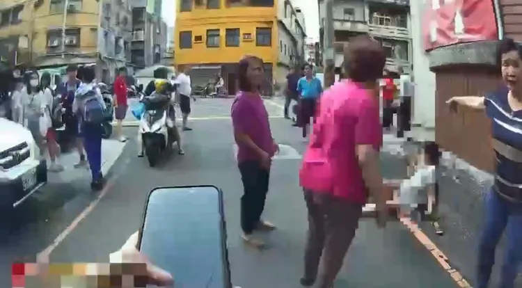 游男對72歲婦人以及里長施暴，導致2人重傷住院。翻攝畫面