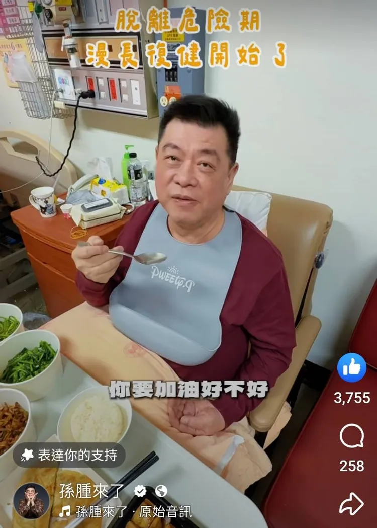 孫德榮戴著圍兜，以湯匙用餐。翻攝孫德榮臉書