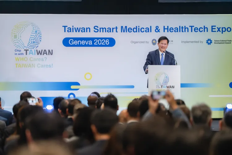 外交部長林佳龍於瑞士日內瓦世界衛生大會活動上，站在 大型「WHO cares? TAIWAN cares!」看板前演說。翻自林佳龍Threads