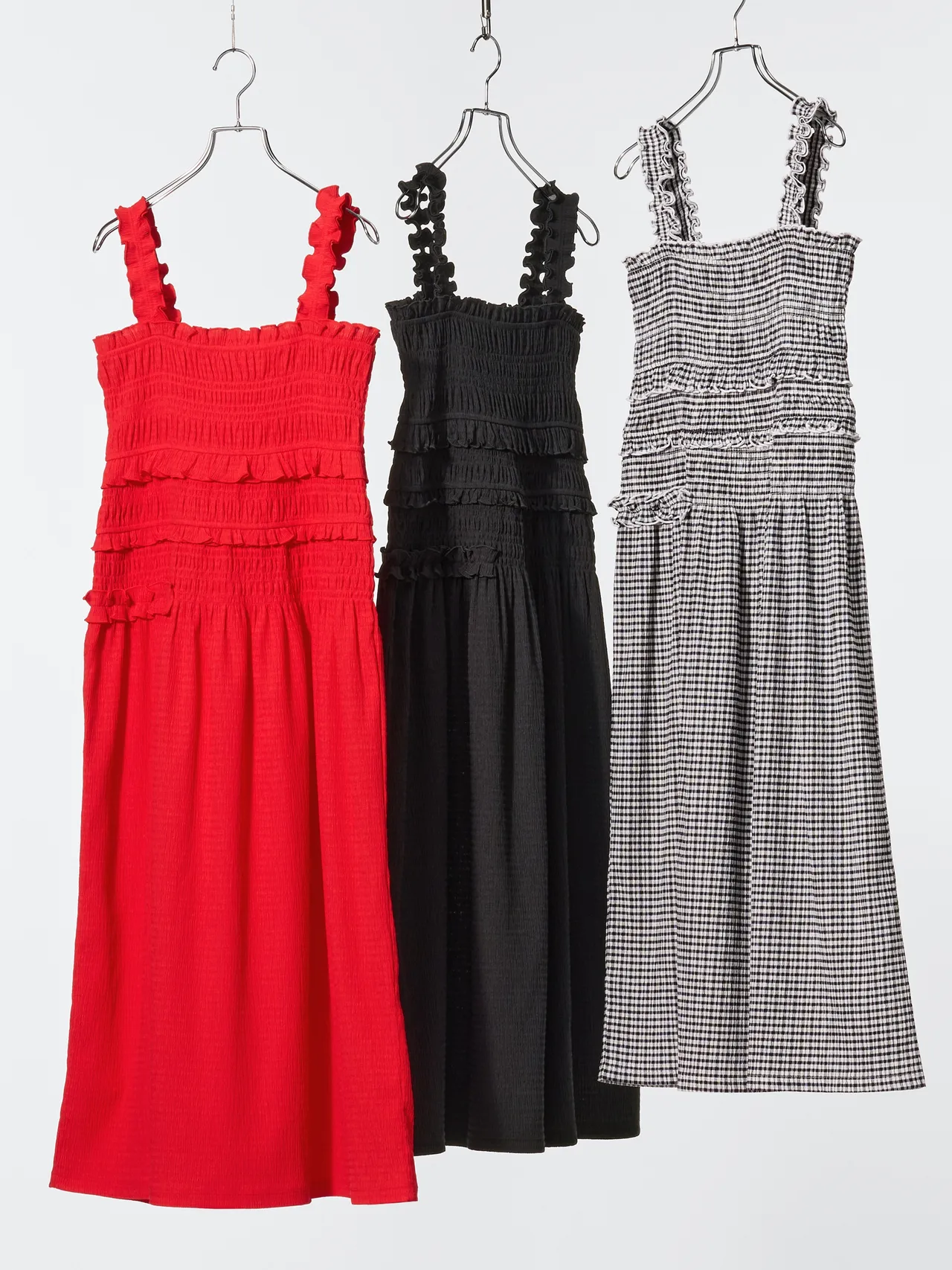 UNIQLO and Cecilie Bahnsen 2026春夏聯名系列女裝壓褶洋裝，各1490元。品牌提供