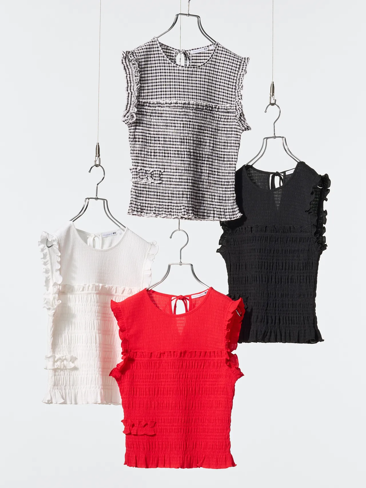 UNIQLO and Cecilie Bahnsen 2026春夏聯名系列女裝壓褶T恤（無袖），各790元。品牌提供