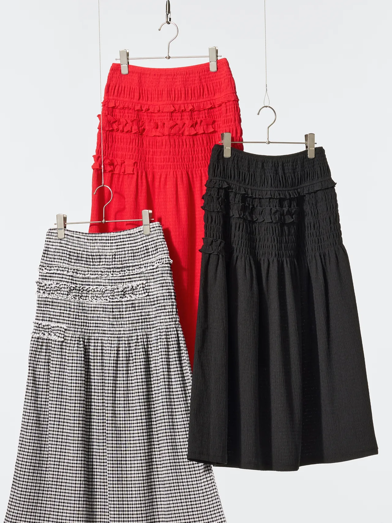 UNIQLO and Cecilie Bahnsen 2026春夏聯名系列女裝壓褶長裙，各1290元。品牌提供