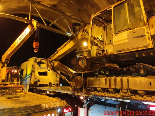 怪手載運車超高了　卡在蘇花錦文隧道口6小時動彈不得