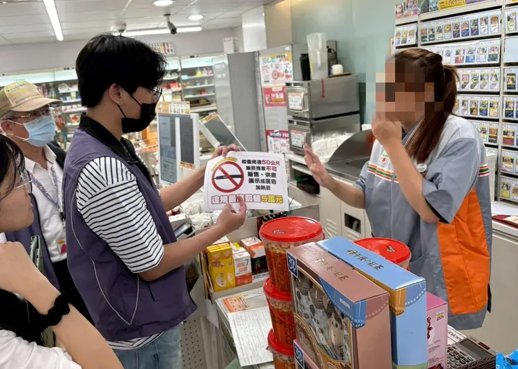 戒菸除了藥物治療，還可透過認知行為治療，也就遵守三不原則：不帶菸、不買菸、不抽伸手牌菸。圖為衛生單位稽查與宣導菸品販售法規，北市衛生局提供