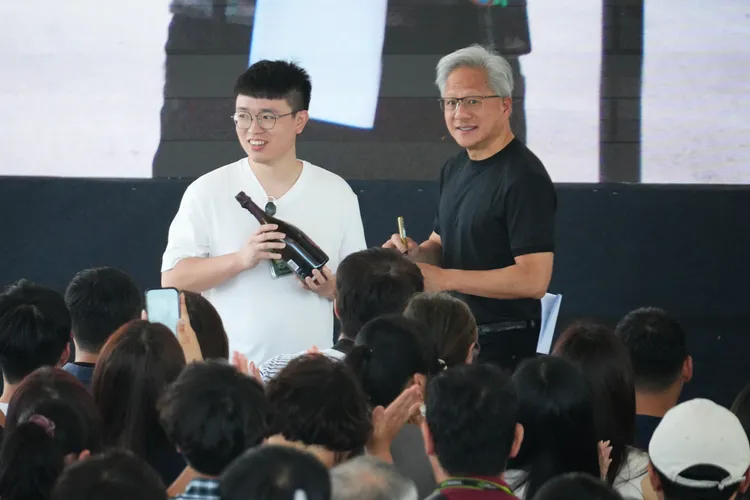 輝達NVIDIA台灣員工大會 黃仁勳(右)送出香檳王。彭欣偉攝
