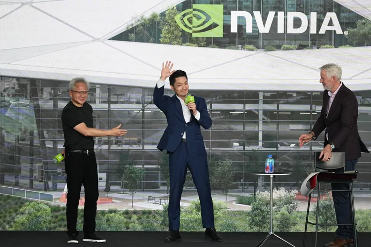 輝達NVIDIA台灣員工大會 黃仁勳(左起)、台北市長蔣萬安。彭欣偉攝