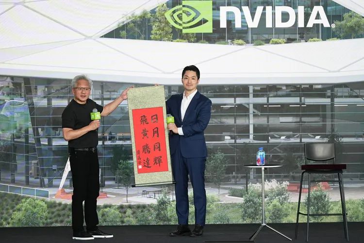輝達NVIDIA台灣員工大會 台北市長蔣萬安(右)贈送墨寶給黃仁勳。彭欣偉攝