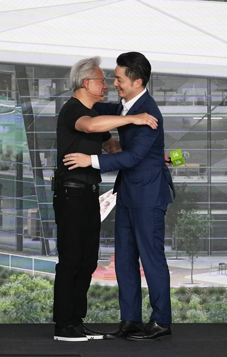 輝達NVIDIA台灣員工大會 黃仁勳(左)、台北市長蔣萬安。彭欣偉攝