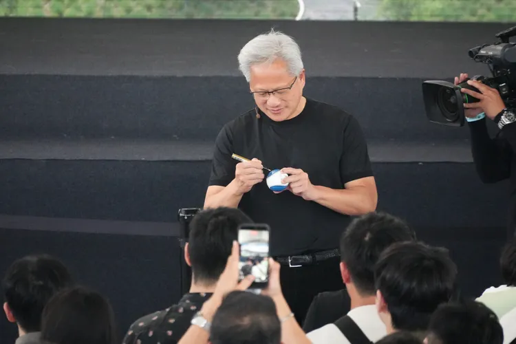 輝達NVIDIA台灣員工大會 黃仁勳簽名棒球。彭欣偉攝