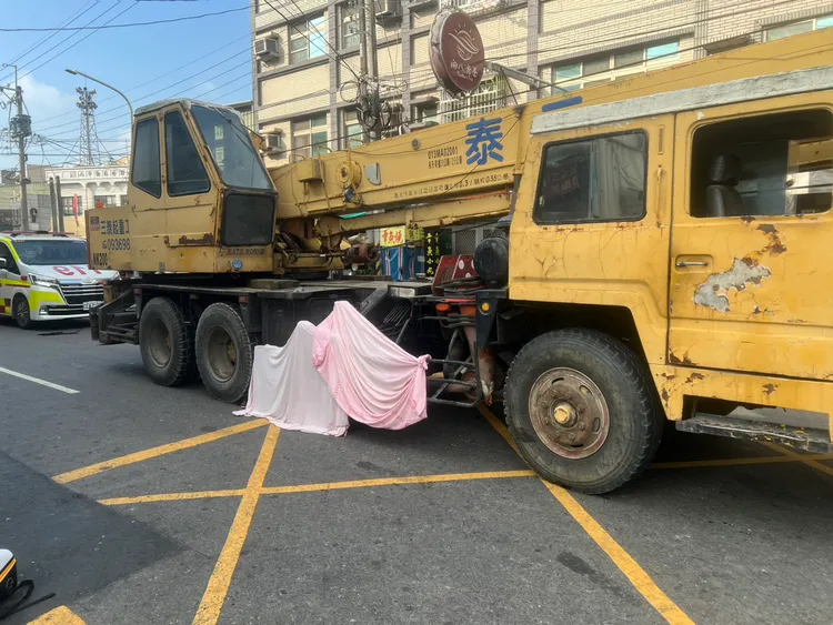 司機撞到人後踩煞車已來不及，婦人遭輾當場死亡。民眾提供