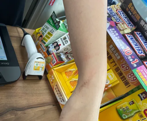 太噁！男超商門口便溺遭錄影　竟惱怒「徒手沾屎」襲擊女店長