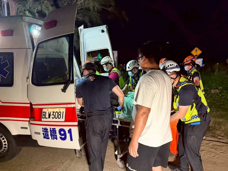 救護車將劉姓少年送醫，但他仍因溺水過久傷重不治。民眾提供