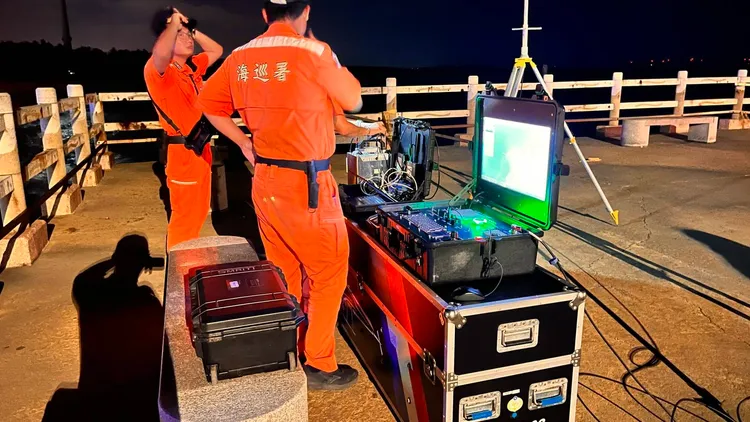 搜救人員以空拍機尋找劉姓少年。民眾提供