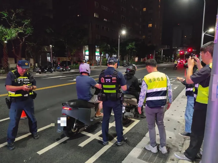 淡江大橋深夜大掃蕩，環警兩端包抄，噪音車無處可逃。翻攝畫面