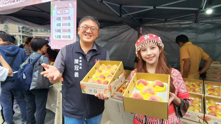 農業局長陳冠義促銷媽媽桃。農業局提供