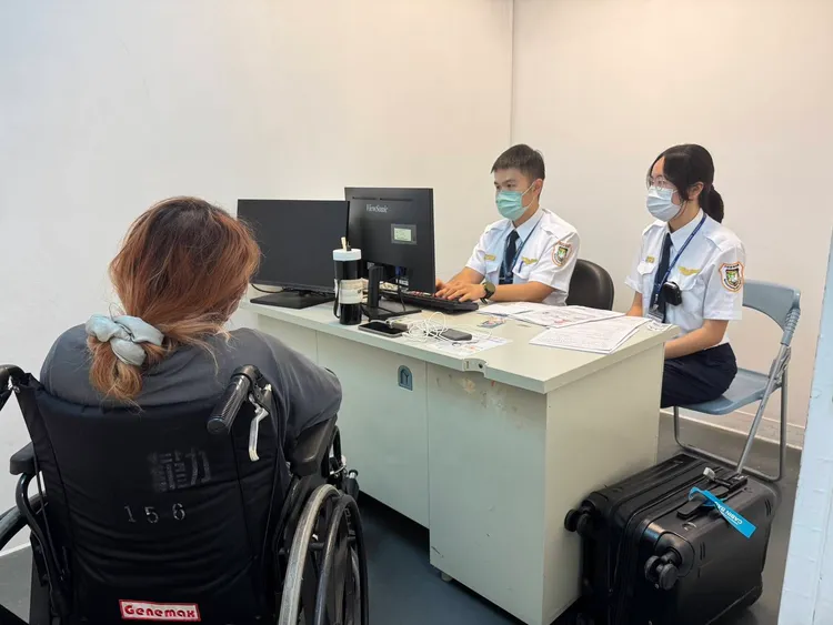 吳女遭留置調查。國境事務大隊提供