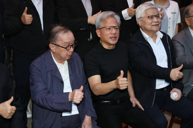 2026 黃仁勳兆元宴 台積電董事長魏哲家(右起)、輝達執行長黃仁勳、廣達董事長林百里。莊宗達攝