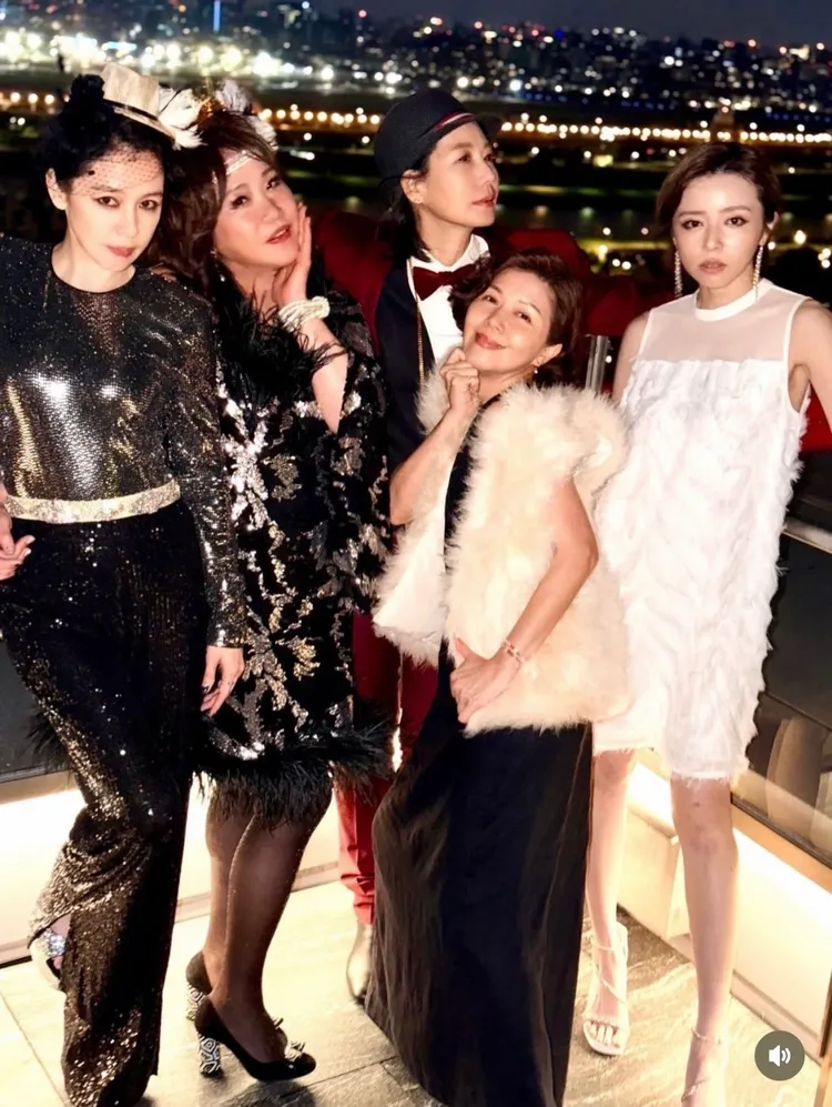 徐若瑄（左起）、千芬姐、丁寧、于子育、王瞳，以1920年代造型在萬豪酒店20樓戶外合照。翻攝徐若瑄IG