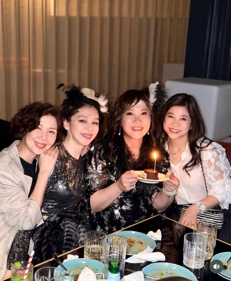 于子育（左起）、徐若瑄以1920年代復古造型，幫好友千芬姐慶祝60歲生日。翻攝徐若瑄IG