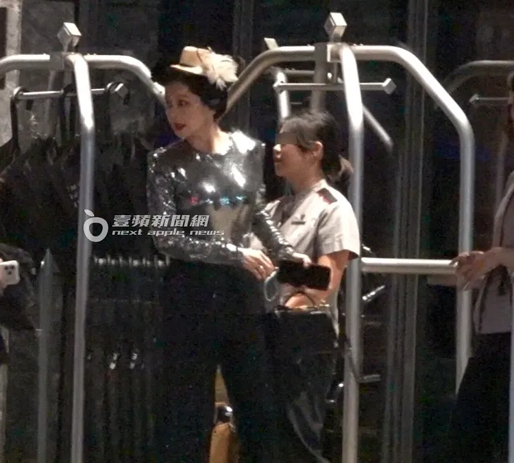 徐若瑄迫不及待要上樓參加派對。特勤中心攝