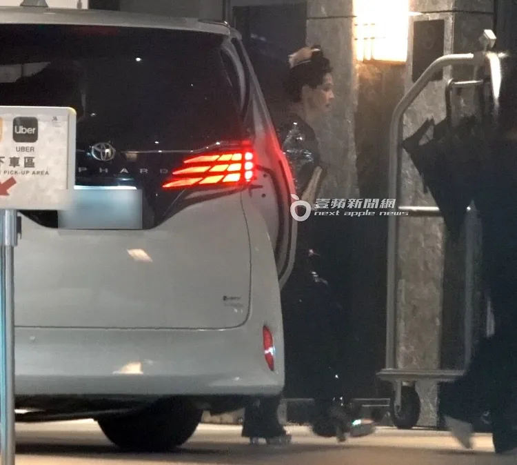 隨後，徐若瑄抵達萬豪酒店。特勤中心攝